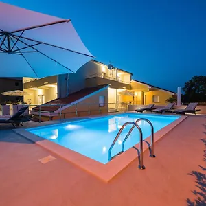 Apartment Petra S Bazenom, Rostiljem I Parkingom, Zadar